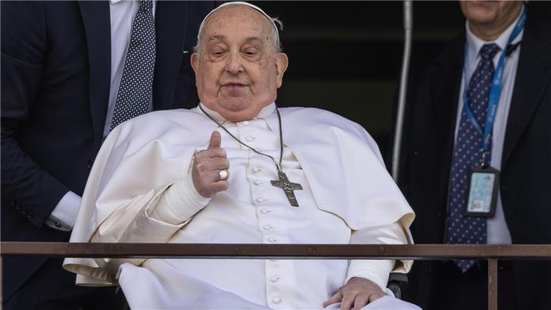 Papst nach fünf Wochen zurück im Vatikan Bei seinem ersten Auftritt nach mehr als fünf Wochen Krankenhaus reckt der Papst den Daumen nach oben.