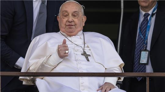 Bei seinem ersten Auftritt nach mehr als fünf Wochen Krankenhaus reckt der Papst den Daumen nach oben.