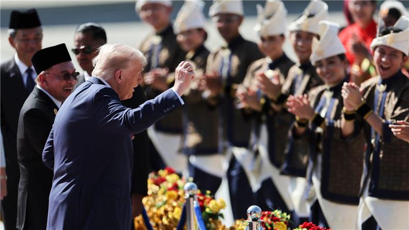 Bei seiner Ankunft in Malaysia tanzt US-Präsident Donald Trump-