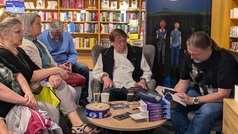 „Harzmagie: Schicksalswende“ vollendet Oberharzer Fantasy-Trilogie Bei seiner Buchvorstellung liest Jürgen Moch (r.) einige Seiten aus seiner Neuerscheinung vor. Mit dabei ist auch Verleger Helmut Exner (2.v.r.).
