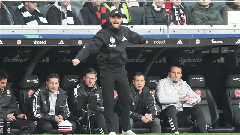 Bei seiner Bundesliga-Premiere engagiert unterwegs: Frankfurts Interimstrainer Dennis Schmitt.