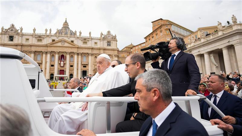 Die letzten Tage von Papst Franziskus Bei seiner Fahrt über den Petersplatz wirkte Franziskus schon sehr geschwächt.