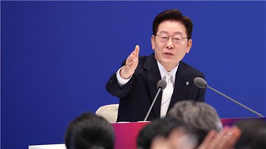 Bei seiner Pressekonferenz zum 1. Jahrestag seiner Amtseinführung äußerte sich Südkoreas Präsident Lee Jae Myung zum Skandal rund um die kürzlich abgehaltenen Regionalwahlen im Land.