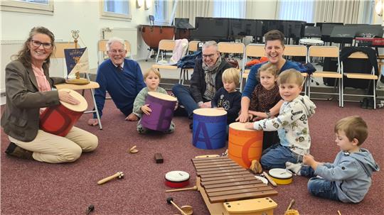 Bei so viel Spaß und Freude hat der Abschied etwas Tröstliches: Mit der Übergabe des Vereinsvermögens an die Kreismusikschule haben Klaus Wachtendorf (2.v.li.) und Jochem Börnke das letzte Kapitel von Juventa zugeschlagen. Über die Förderung freuen sich Katharina Busmann (li.) und Daniela Müller (3.v.re.).
