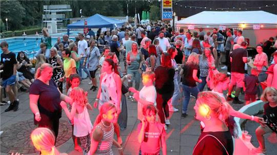 Bei sommerlichen Temperaturen am Abend ist die Stimmung prächtig und die Tanzfläche am Beckenrand füllt sich schnell.