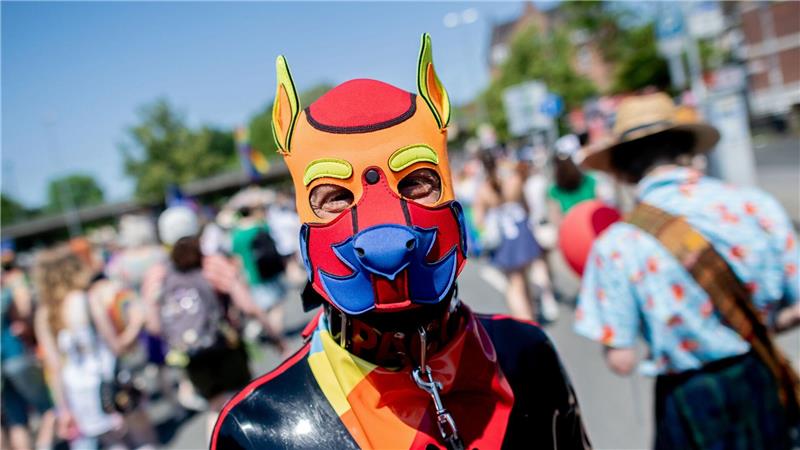 Bei sommerlichen Temperaturen demonstrieren viele in Verkleidung auf dem CSD in Oldenburg.