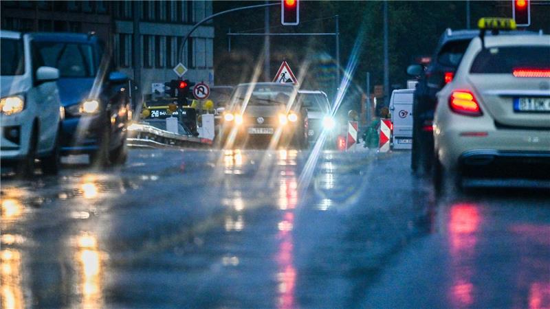 Bei starken Regenfällen sind am Abend Autos auf der Leipziger Straße in Berlin unterwegs. 
