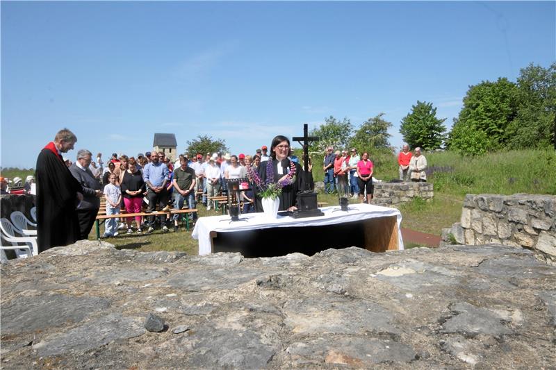 Bei strahlendem Sonnenschein feiern die Gläubigen auf der Kaiserpfalz Werla den Pfingstgottesdienst. Sie kommen dazu auf den Fundamenten der ehemaligen Pfalzkapelle zusammen. Fotos: Biener, Hohaus, Gereke