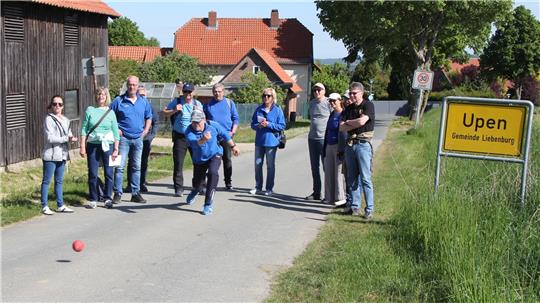 Bei strahlendem Sonnenschein gehen die Boßel-Teams auf eine rund drei Kilometer lange Runde.