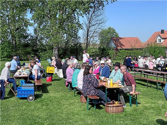 Bei strahlendem Sonnenschein kommen rund 80 Bettingeröderinnen und Bettingeröder an den Frühstückstafeln zusammen. Foto: Schlegel