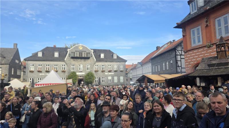 Bei strahlendem Sonnenschein zog es viele Menschen auf den Marktplatz zum Mittelalterfest.