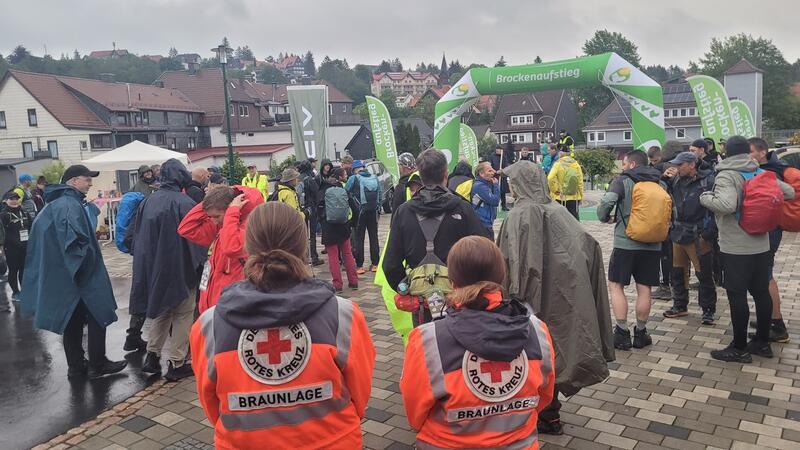 300 Teilnehmer wandern von Braunlage aus auf den höchsten Harzberg Bei strömenden Regen warten die 300 Teilnehmerinnen und Teilnehmer auf der Neuen Mitte in Braunlage auf den Startschuss zum Brockenaufstieg.
