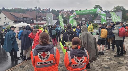 Bei strömenden Regen warten die 300 Teilnehmerinnen und Teilnehmer auf der Neuen Mitte in Braunlage auf den Startschuss zum Brockenaufstieg.