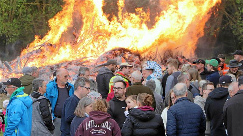 Bei teils frühsommerlichen Wetter kommen die Menschen an den Osterfeuern zusammen – so wie hier in Nauen.