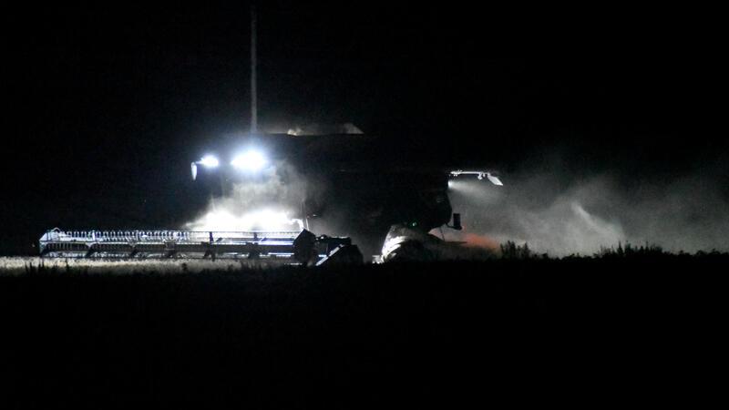 Bei trockener Witterung sind während der Erntezeit die Mähdrescher auch nachts im Einsatz, um die Felder abzuernten.