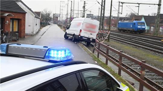 Bei vereisten Straßen wurde für viele Autofahrer in Niedersachsen das Lenken zur Glücksache.