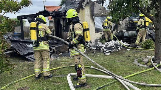 Bei vielen Feuerwehreinsätzen ist für die Einsatzkräfte der Atemschutz wichtig und zwingend erforderlich. Im Juli 2024 brannte eine Laube im Liebenburger Kleingartenverein Lewer Au.
