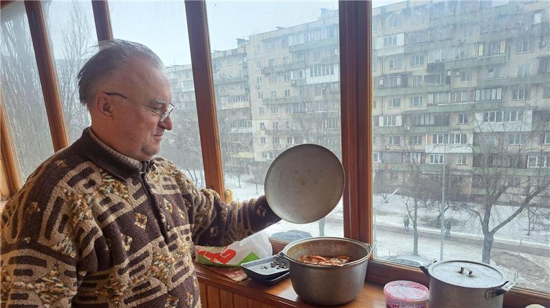 Kälte als Waffe - der vierte Kriegswinter in Kiew Bei winterlichen Temperaturen werden die in ukrainischen Städten üblichen verglasten Balkons zu Kühlschränken. (Archivbild)