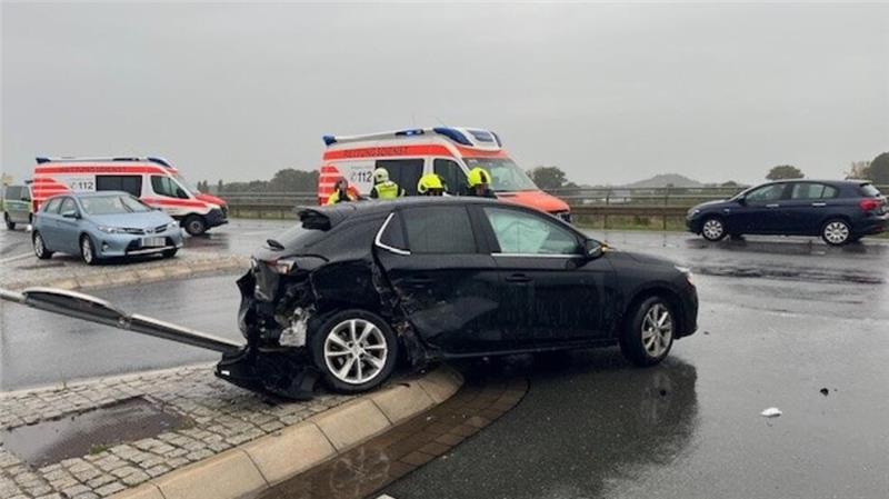 49-Jähriger übersieht entgegenkommendes Auto: Frau schwer verletzt Beide Autos haben einen großen Schaden davongetragen.