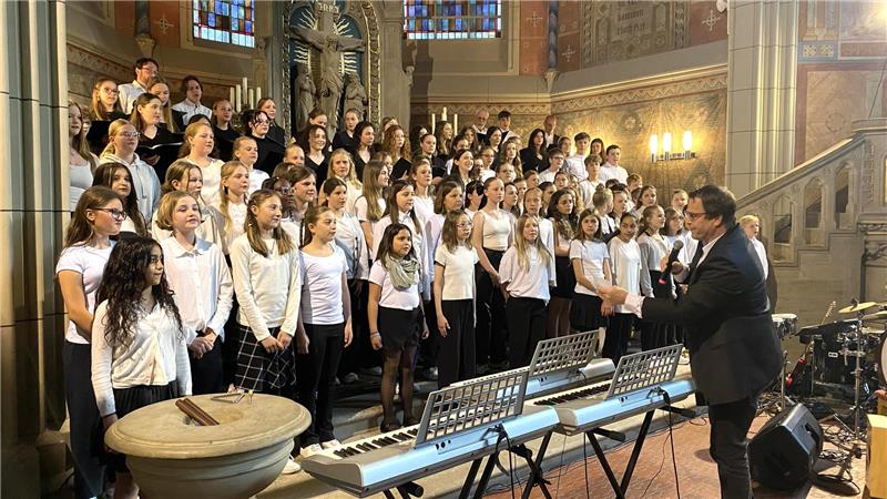 Beide Chöre des WvS stimmen unter Leitung von Karsten Krüger den Auftaktsong des Sommerkonzerts in der Lutherkirche an: „I like flowers“.