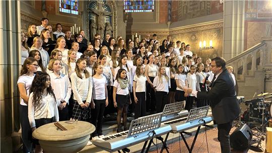 Beide Chöre des WvS stimmen unter Leitung von Karsten Krüger den Auftaktsong des Sommerkonzerts in der Lutherkirche an: „I like flowers“.