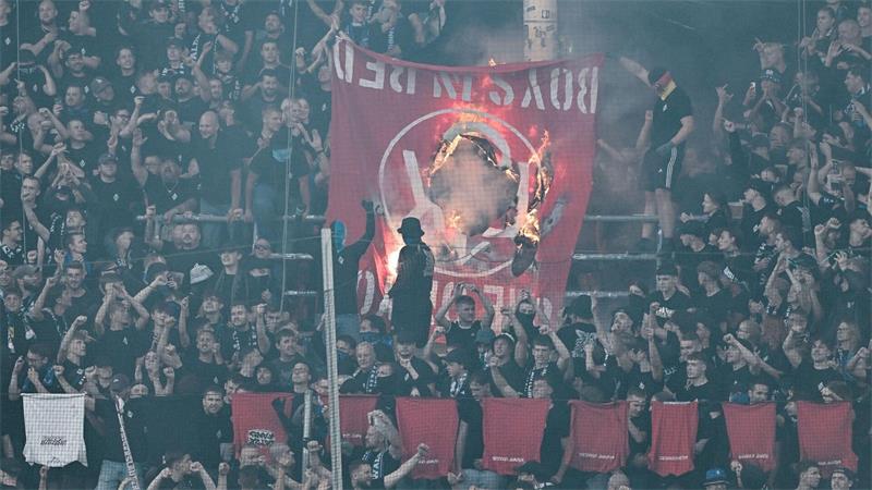 Platzsturm beim hitzigen Derby: FCK schaltet Waldhof aus Beide Fanlager provozierten sich gegenseitig.