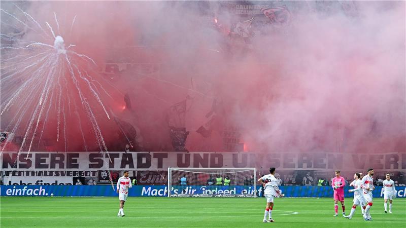 Beide Fanlager sorgten mit Pyrotechnik für Verzögerung.
