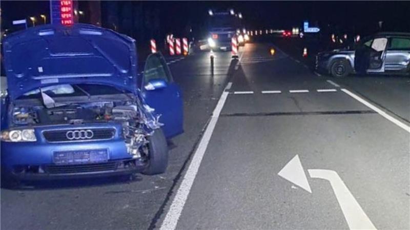 Ein blauer Audi steht mit offenen Türen und offener Motorhaube auf der Straße.