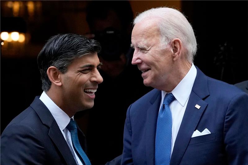 Vor Nato-Gipfel: Biden legt Stopp in London ein Beide gut gelaunt: Joe Biden (r.) nach seinem Treffen mit Rishi Sunak.
