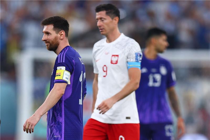 Polens WM-Zugabe - Messi auf Maradonas Titelweg? Beide sind weiter: Argentiniens Lionel Messi (l) und Polens Robert Lewandowski im letzten Gruppenspiel.