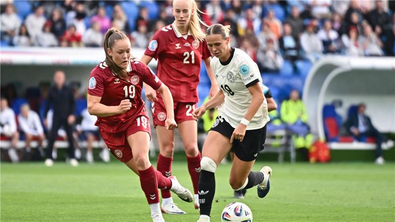 Auch ohne gehäkeltes Maskottchen: Klara Bühl stürmt voran Beidfüßig und flink an den Gegenspielerinnen vorbei: Klara Bühl.