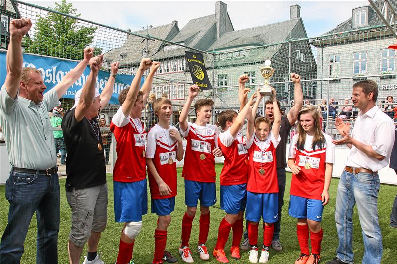 Beifall für die Sieger: GZ-Verleger Klemens Karl Krause (re.) applaudiert jubelnden Weltmeistern von der JSG Harly, die in südkoreanischen Trikots den Titel holen. Archivfoto: Epping