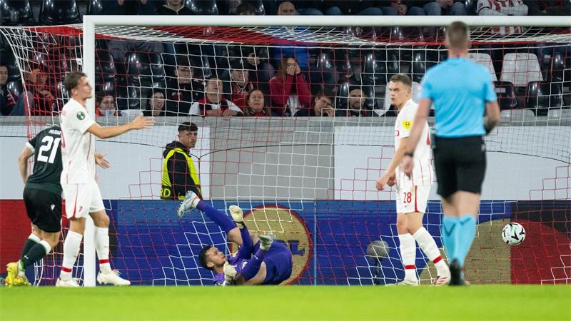 Beim 1:1 machtlos: SC-Torwart Mio Backhaus.