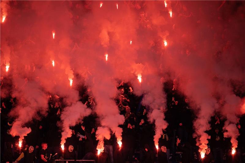 Beim 2. Bundesligaspiel gegen Hannover 96 zünden Eintracht Braunschweig Fans Pyrotechnik in der Heinz von Heiden-Arena.