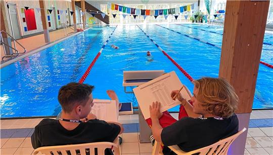 Beim 24-Stunden-Schwimmen der DLRG Clausthal-Zelerfeld geht es um die geschwommenen Bahnen der Teilnehmer. Pro Bahn notieren zwei Helfer des Organisationsteams, wer wie viel Strecke zurücklegt. Foto: Nachtweyh