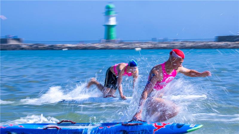 Beim 27. Internationaler DLRG-Cup kommen Rettungsschwimmer beim Board Race nach einem 600 Meter langen Rennen auf der Ostsee ins Ziel.