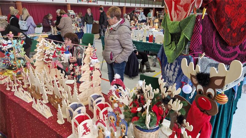 Beim 32. Adventsbasar beweisen die Aussteller wieder viel Kreativität, wie etwa bei ihren Holzschnitzereien.