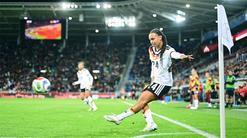 Debütantin am Ball: Lisa Baums früher Aufstieg Beim 4:2 gegen Australien durfte Lisa Baum direkt die Ecken schlagen, was nicht ganz so gut klappte.