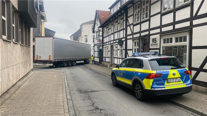 Goslar: Lkw blockiert Bäckerstraße – Stau im Berufsverkehr Beim Abbiegen hat sich der Lkw in der Goslarer Innenstadt festgefahren.