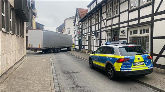 Beim Abbiegen hat sich der Lkw in der Goslarer Innenstadt festgefahren.