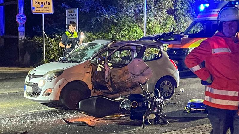 Beim Abbiegen stieß das Auto mit dem Motorradfahrer zusammen.