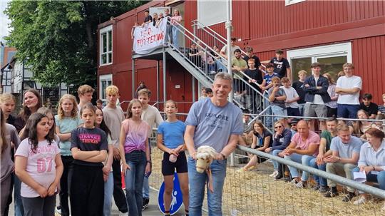 Beim Abistreich am Ratsgymnasium müssen sich die Lehrer in einem Hobby-Horsing-Turnier duellieren.