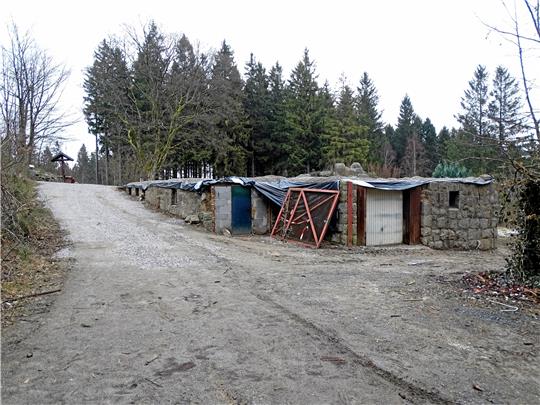 Beim Abriss des alten Kästehauses im Jahr 2019 bleibt das Steinfundament erhalten. Darauf sollte das neue Gasthaus errichtet werden, doch aus diesem Plan wird nun nichts.  Foto: GZ-Archiv