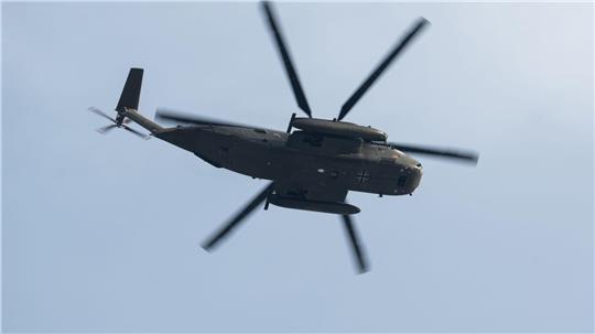 Beim Abseilen vom Hubschrauber verlor der Soldat den Halt. (Symbolbild)
