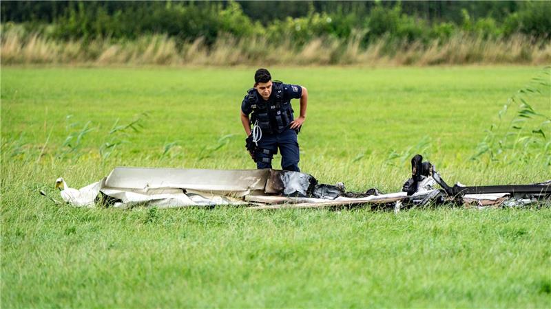 Leichtflugzeug abgestürzt - zwei Tote Beim Absturz eines motorisierten Leichtflugzeugs im nordrhein-westfälischen Kranenburg sind am Samstagnachmittag zwei Menschen ums Leben gekommen.