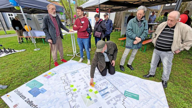 Beim Aktionstag auf dem Thomas-Merten-Platz im vorigen Jahr können sich Anwohner über Fördermöglichkeiten und den Stand der Dinge informieren.