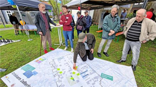 Beim Aktionstag auf dem Thomas-Merten-Platz im vorigen Jahr können sich Anwohner über Fördermöglichkeiten und den Stand der Dinge informieren.