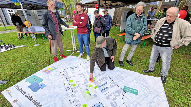 Wie steht es um Zellerfelds Sanierungsgebiet? Beim Aktionstag auf dem Thomas-Merten-Platz im vorigen Jahr können sich Anwohner über Fördermöglichkeiten und den Stand der Dinge informieren.