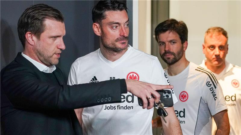 Jähes Ende in Frankfurt: Eintracht trennt sich von Riera Beim Amtsantritt von Albert Riera war zwischen ihm und Sportvorstand Markus Krösche (l) noch alles gut. (Archivbild)