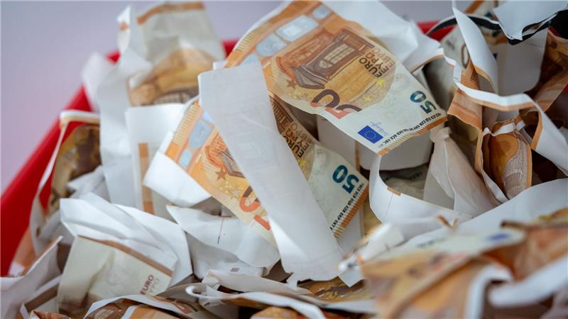 Weniger Falschgeld - doch Verbraucher müssen wachsam bleiben Beim Anfassen von Blüten merkt man den Unterschied zu echten Banknoten. (Archivbild)